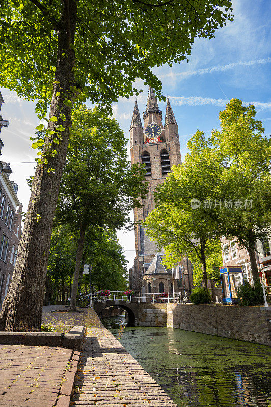 代尔夫特的老教堂，夏天的Oude Kerk